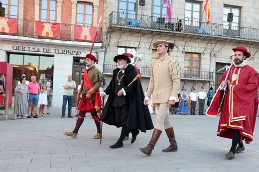 Se presentaba como una novedad este año, y no ha dejado indiferente a nadie. En la tarde de este viernes, Medina del Campo volvía a ser testigo de una nueva recreación histórica enmarcada en la Feria de Imperiales y Comuneros que ha colmado de ... historia y tradición el centro neurálgico de la localidad.